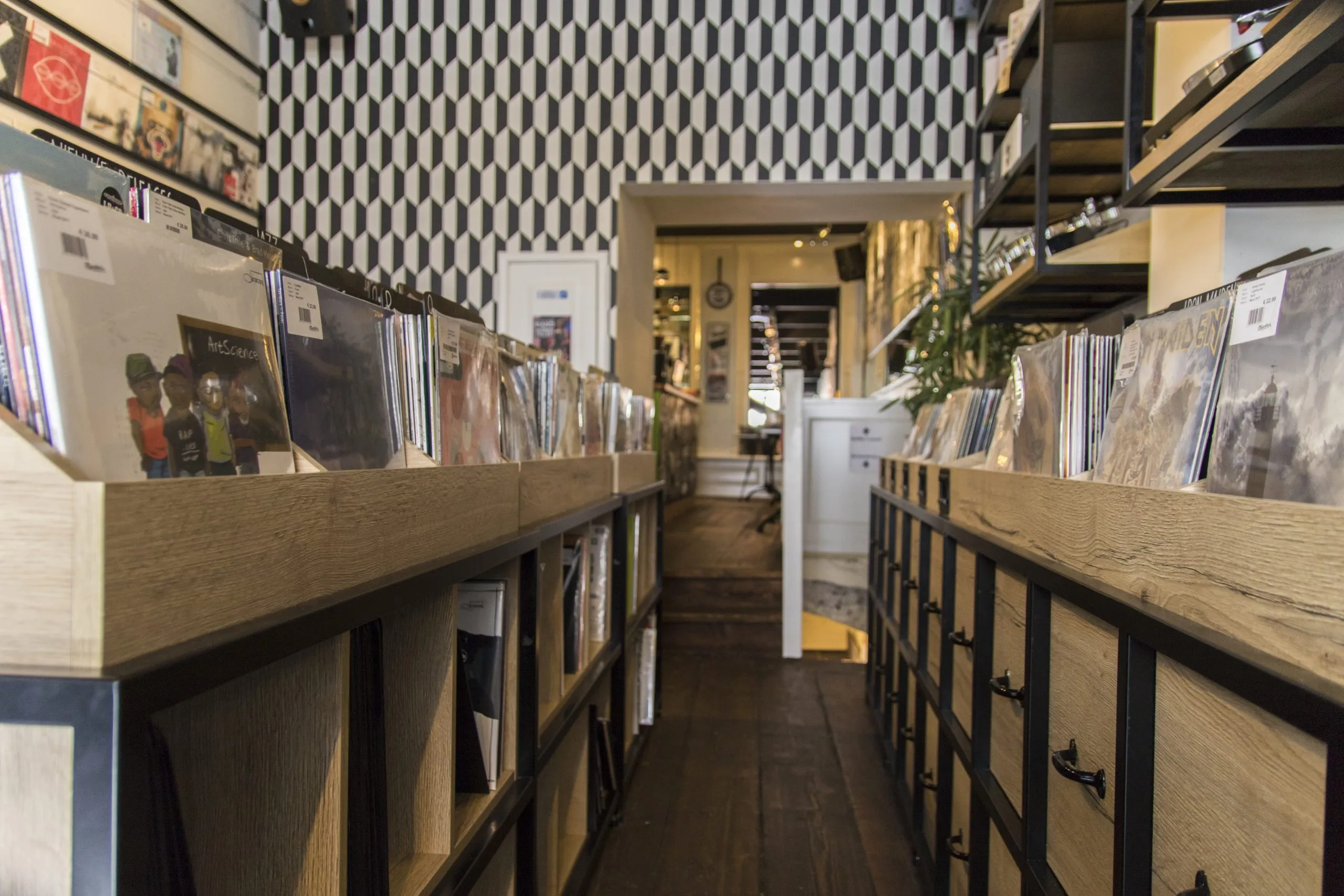 Ontvangstbalie en zichtlijn in een verbouwde retailruimte
