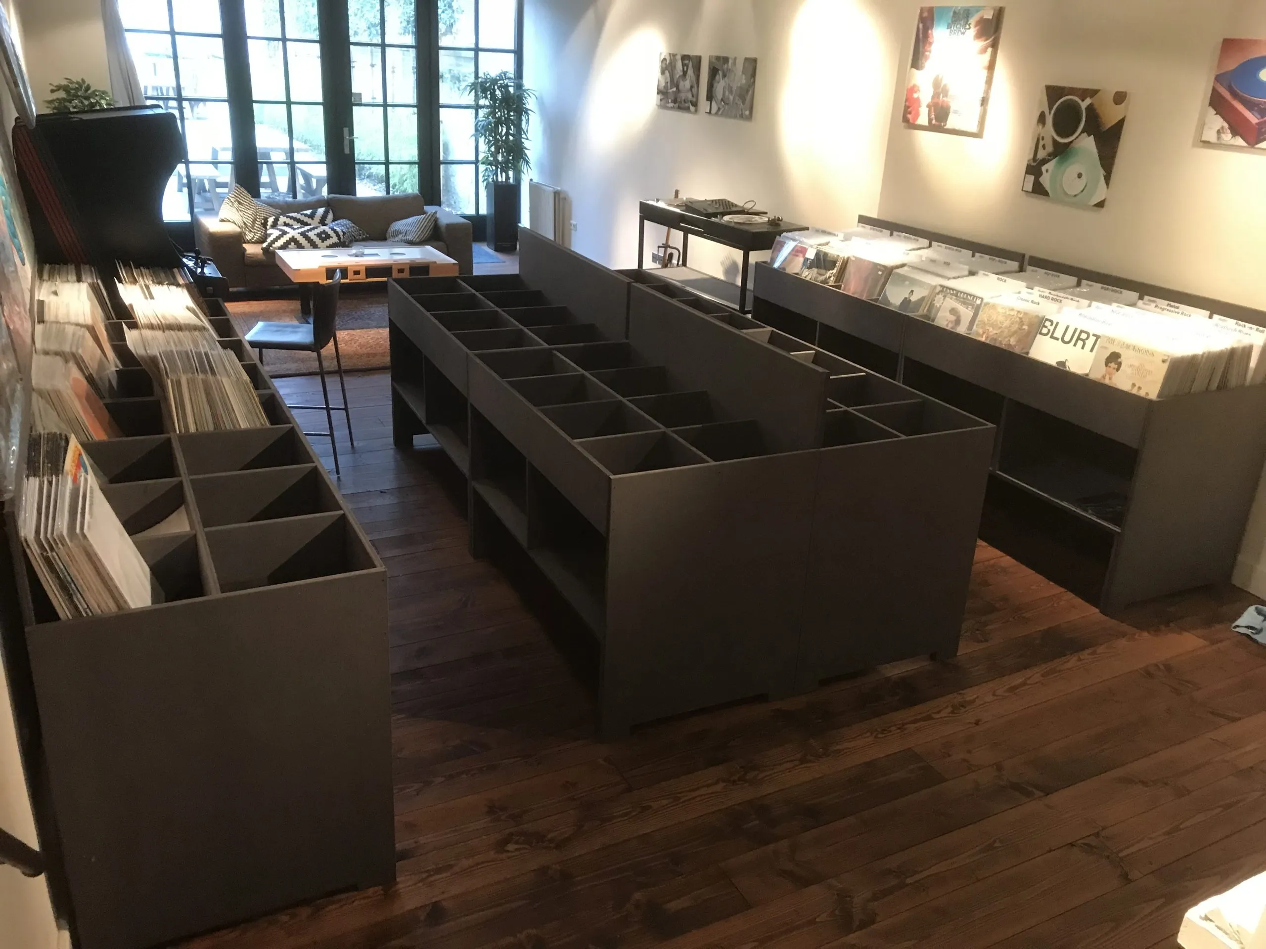 Verbouwde winkelruimte met maatwerk meubilair.