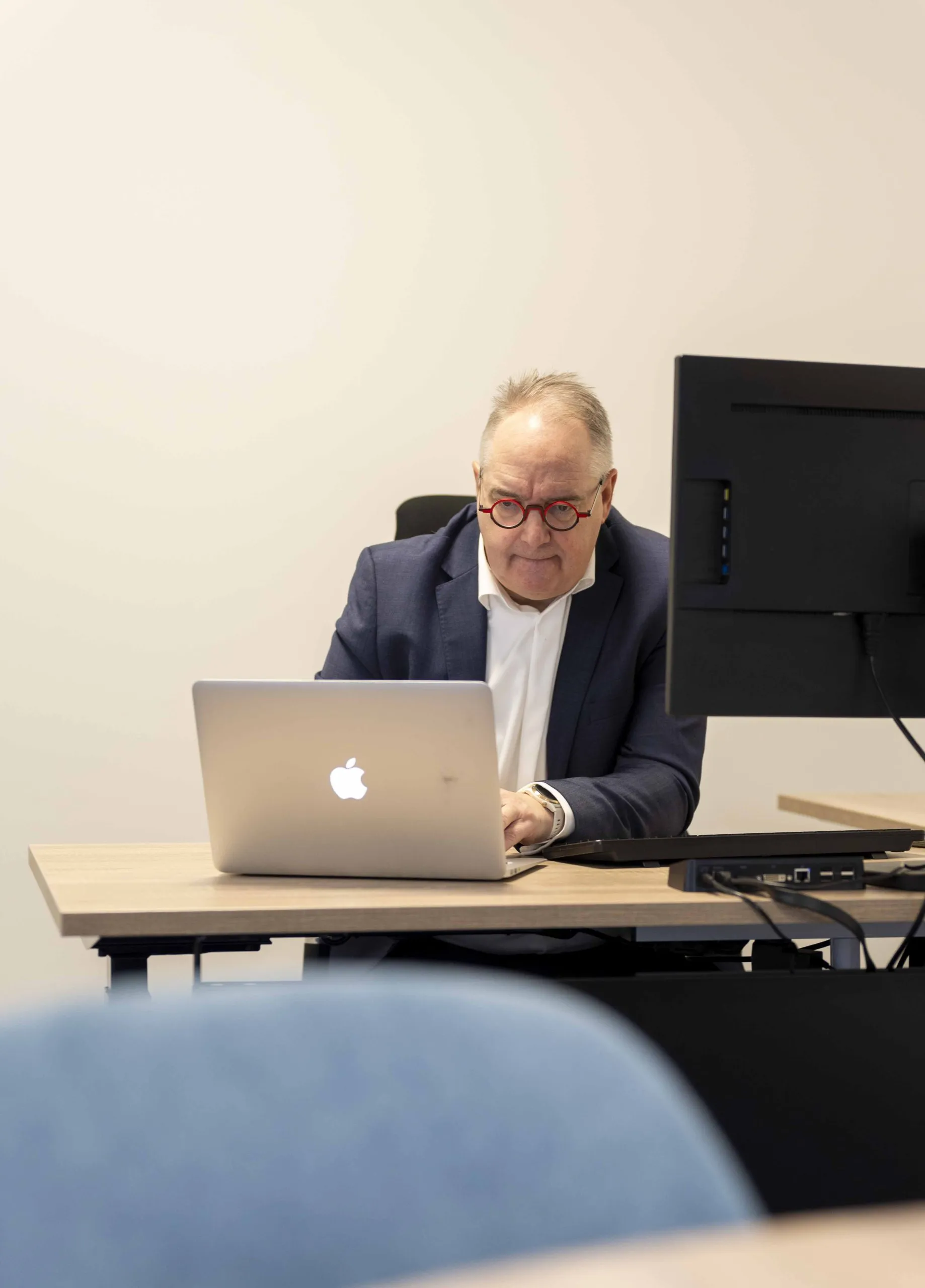 Vergaderruimte met glaswand in een verbouwd kantoor