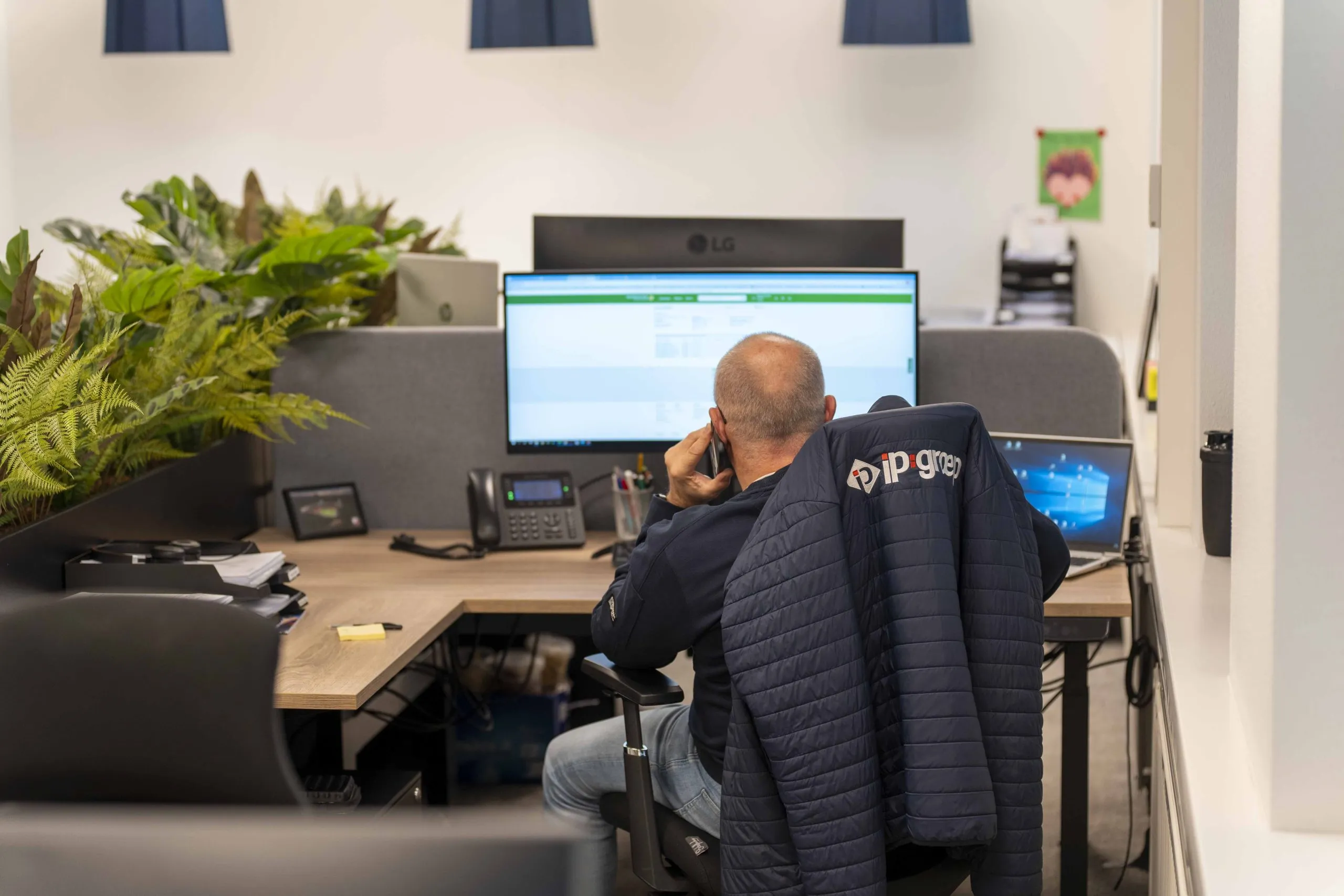 Verbouwd kantoor met werkplekken en akoestische afwerking, gerealiseerd door CoreSpace