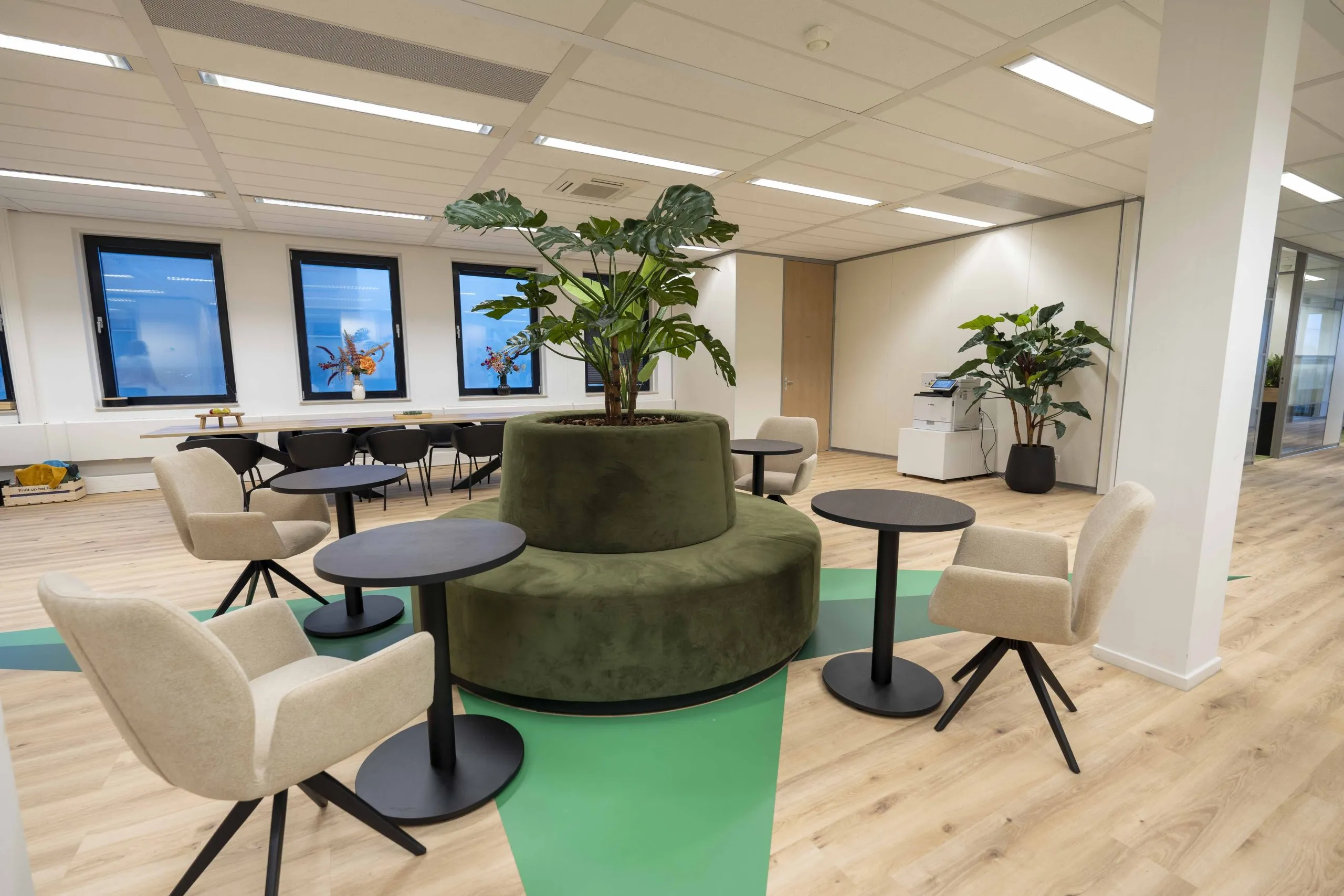 Lobby met centrale loungebank en accent in vloerafwerking, gerealiseerd door CoreSpace.