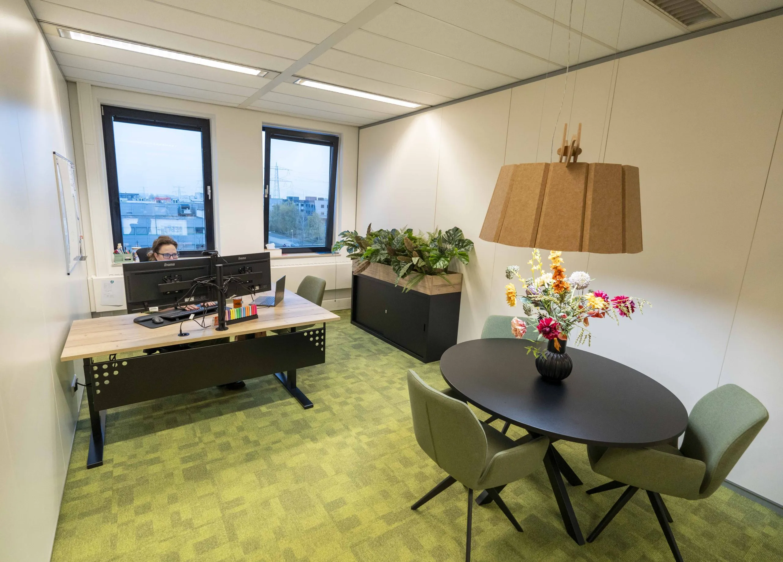 Werkplekken en overlegruimte in een door CoreSpace verbouwd kantoor